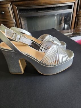 Maeve Platform Heels

Sz. 9 New